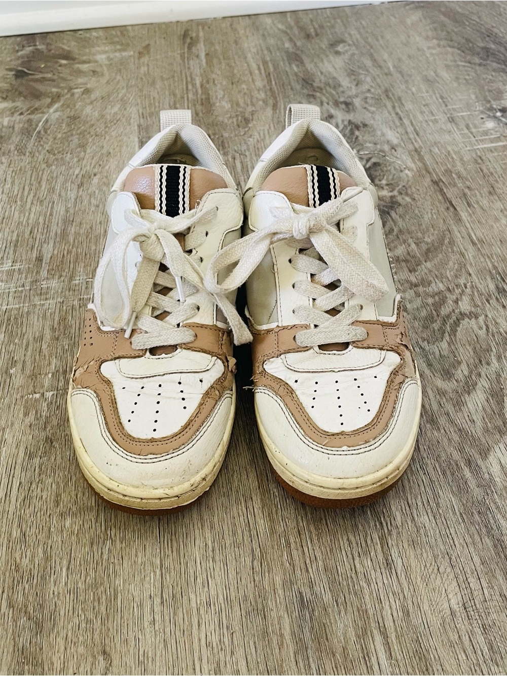Women’s Size 7 Cream & Tan Retro Low-Top Sneakers Casual Lace-Up
